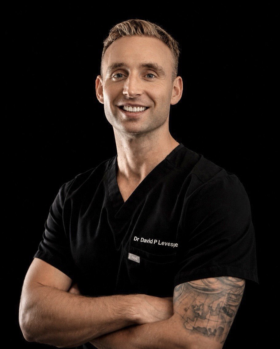 Dr David Perrault-Lévesque, portrait professionnel en uniforme clinique